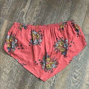 Sadie & Sage floral cropped top. It is a coral-colored, triangular-shaped Size S